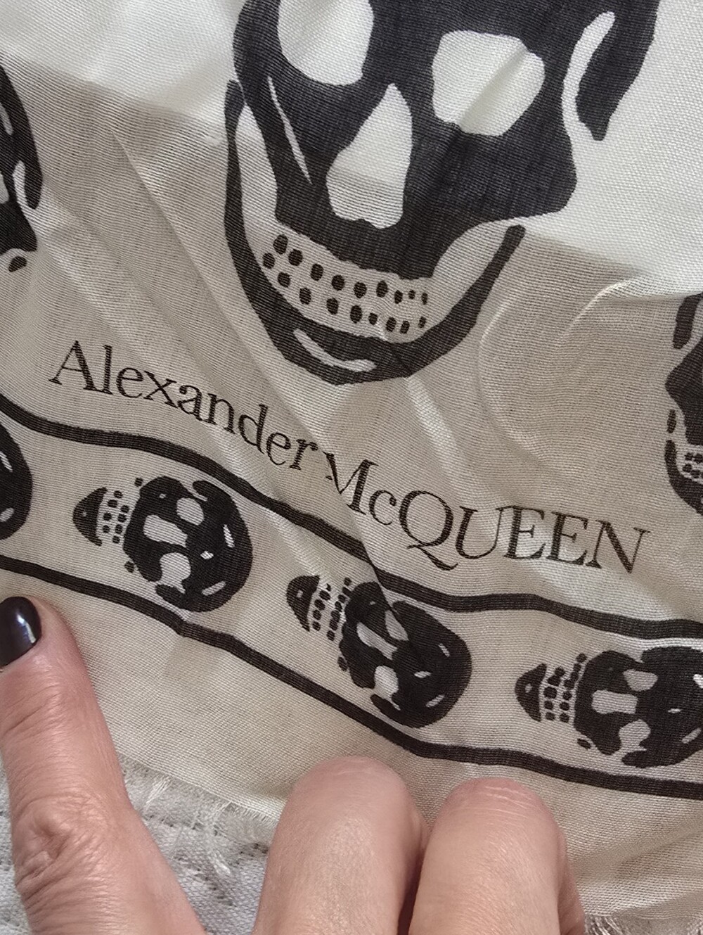 Alexander McQueen Skull Scarf Ivory Black - Picture 3 of 5